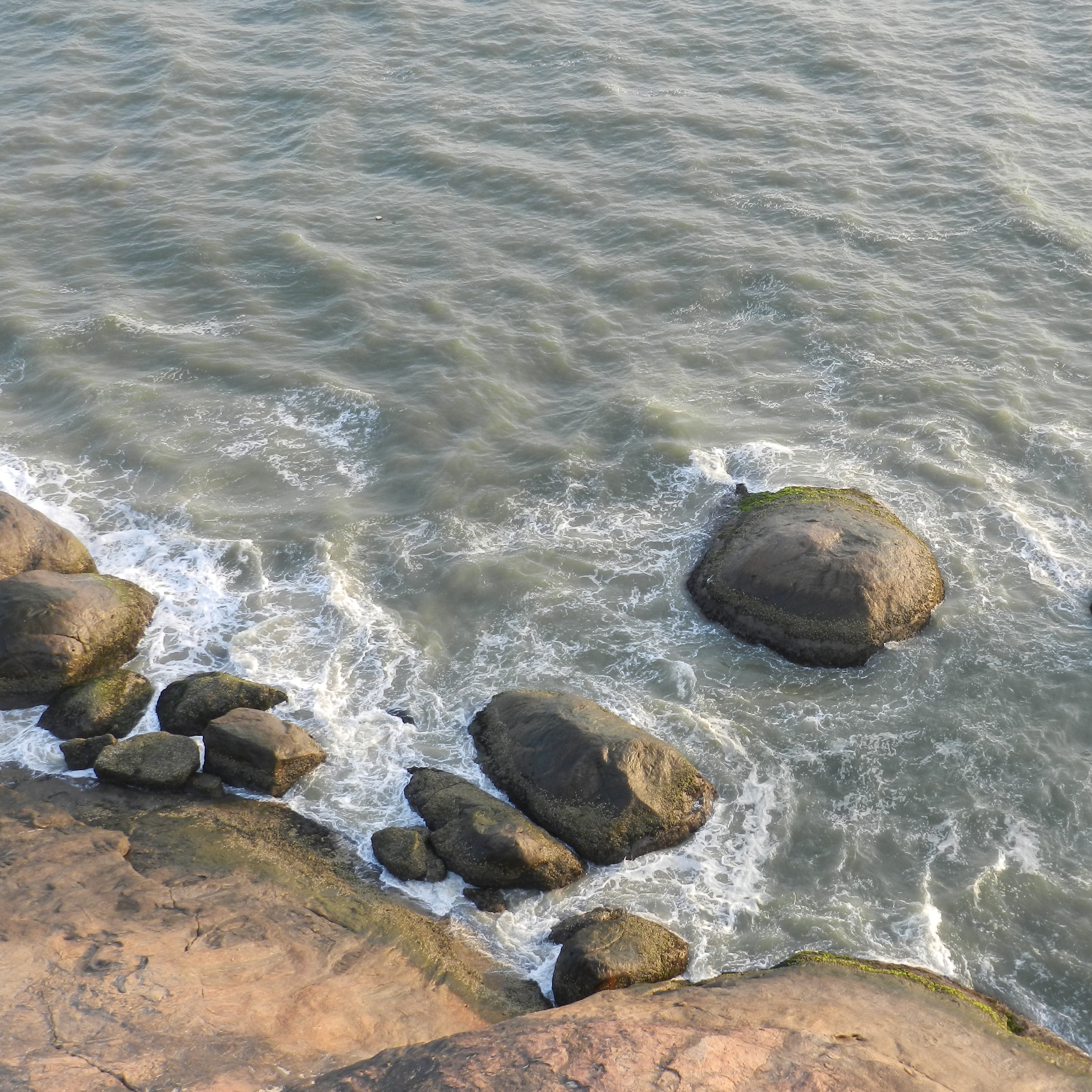 shore in malpe beach